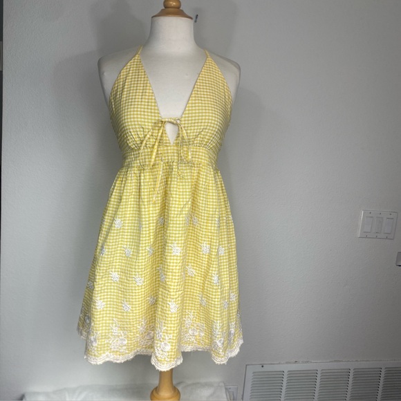 Charlotte Russe Dresses & Skirts - Charlotte Russe Junior Yellow White Floral Embroidered Gingham Mini Dress Size M